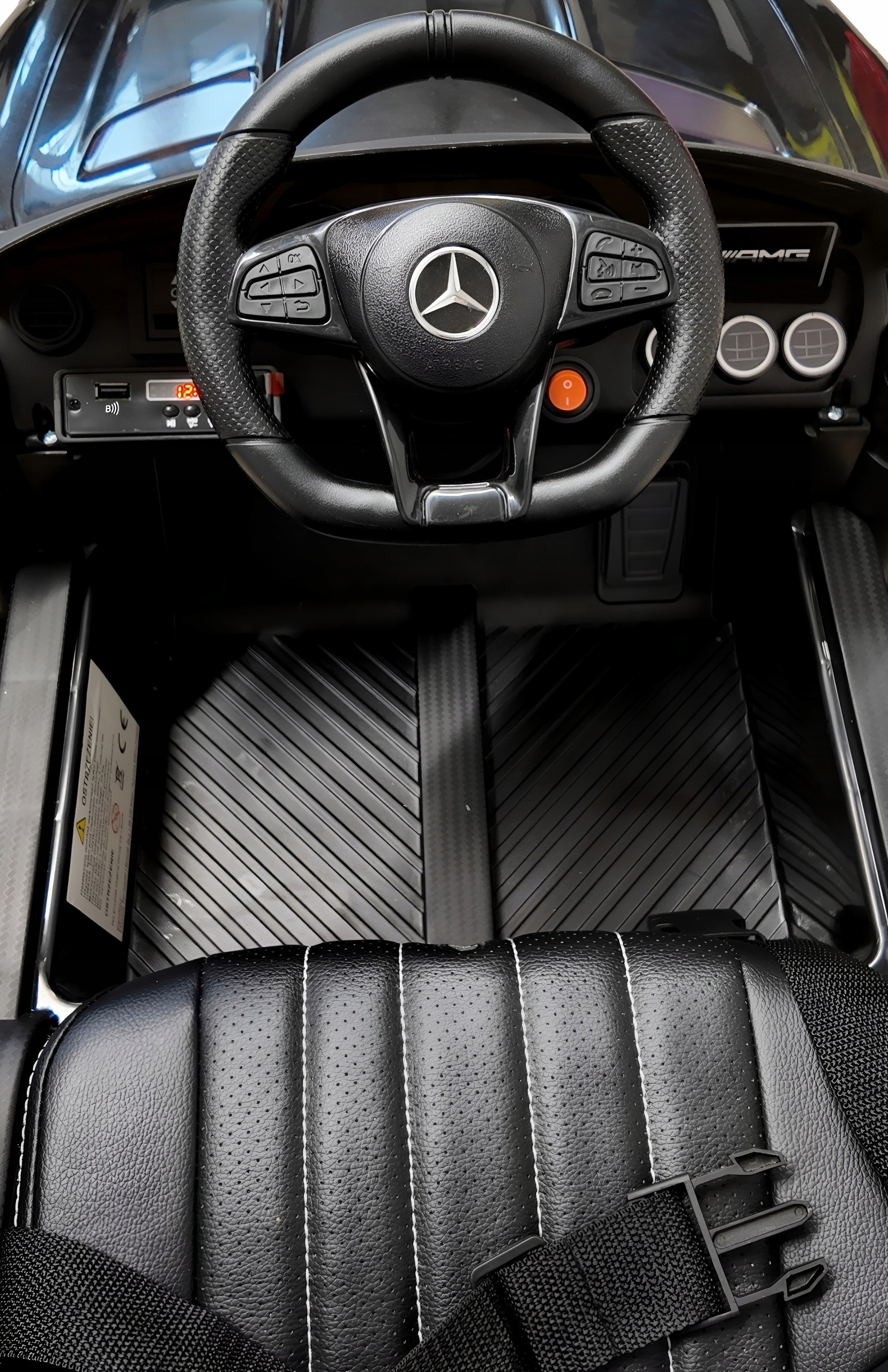 - e7a1eea0417c90f50a61762d7808-3jpg - strefamarki Auto Mercedes AMG GTR dla dzieci Pilot 2.4G skóra akumulator LED koła EVA